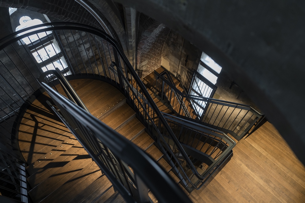 Bovenaanzicht van een stalen trap ontworpen door Leenders in de Basiliek van Tongeren.